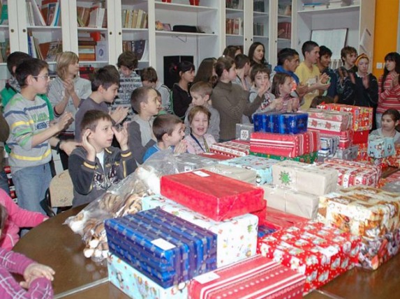 Božićni pokloni i želje iz Mađarske za subotičke đake