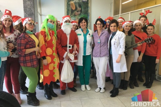 "Nasmejani pajaci" obradovali decu na odeljenju pedijatrije