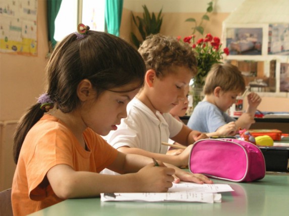 Đaci seli u školske klupe