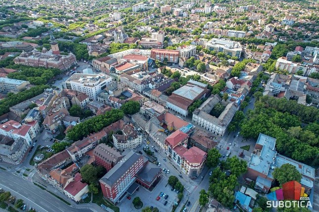Brze saobraćajnice i niže zgrade u Subotici