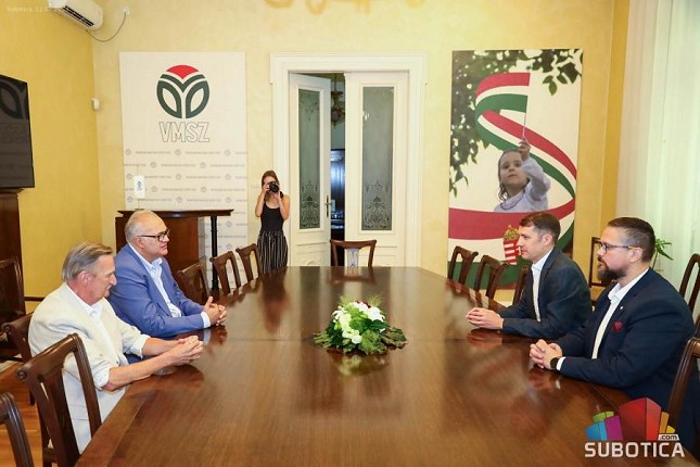 Informisanje na mađarskom jeziku tema sastanka Pastora i generalnog direktora RTV-a