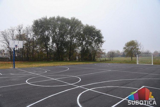 Obnovljen sportski teren u OŠ „Sečenji Ištvan“ u MZ "Peščara"