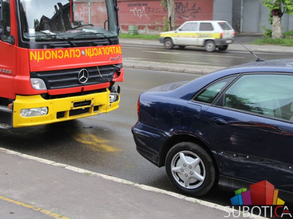 Lakša saobraćajka između vatrogasnog vozila u intervenciji i putničkog automobila