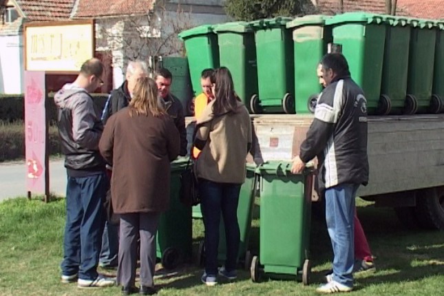 Nove kante za smeće za stanovnike Novog sela