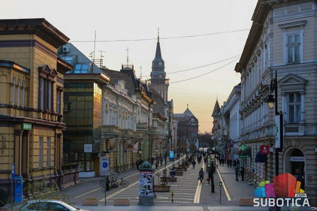 Učenici se vraćaju u školske klupe, ugostitelji i dalje mogu da služe samo u baštama