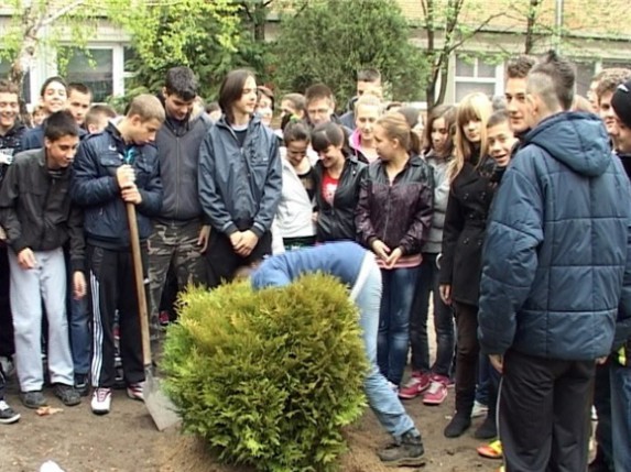 Uređuje se dvorište škole Majšanski put