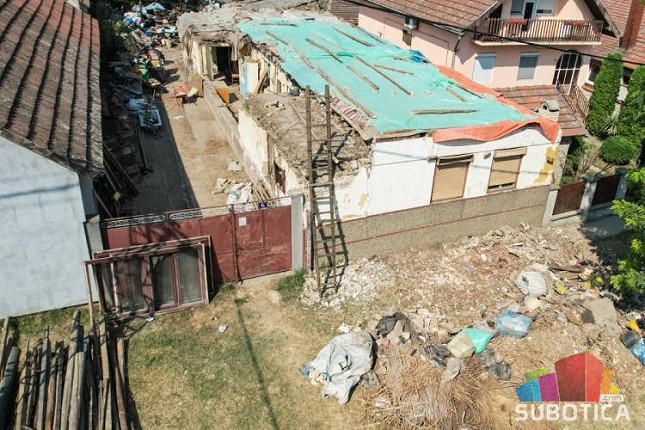 Porodici Dušnoki iz Aleksandrova urušio se krov, apeluju za pomoć ljudi dobre volje