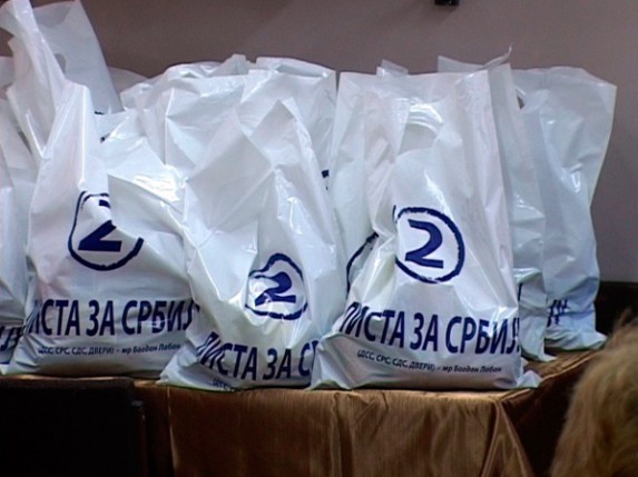 Paketići za meštane od DSS-a