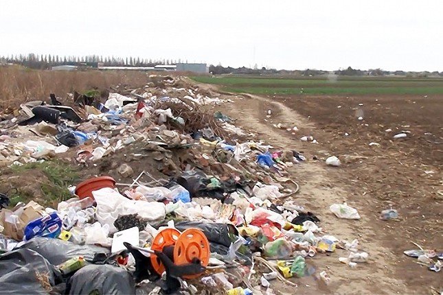 Divlja deponija kod stare ciglane širi se na obližnje njive