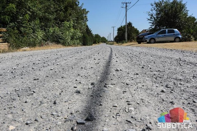 Tucanik podigao prašinu u Donjem Tavankutu, zbog nasipanja puteva stradaju i gume i usevi