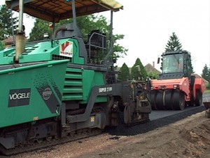 Asfaltiranje puta kod Starog Žednika