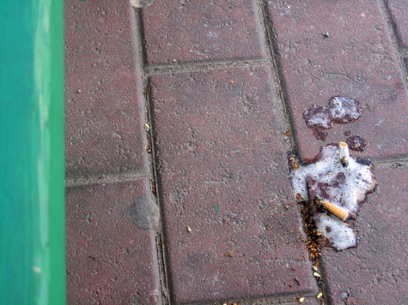 Pljuvanje i bacanje smeća po javnim površinama