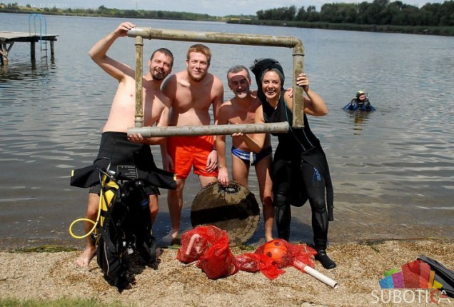 Ronioci iz Vojvodine izvadili više od 120 kilograma smeća iz Bačkotopolskog jezera