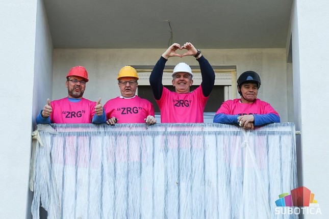 Građevinci podržali Dan borbe protiv vršnjačkog nasilja, na posao došli u roze majicama