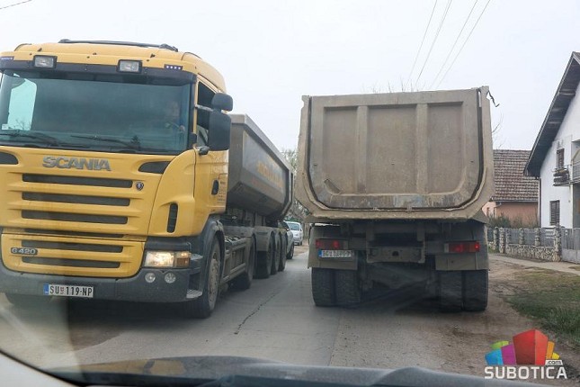Stanovnicima Zorkine ulice dozlogrdilo: "Svakodnevno nam ulicom protutnji na stotine kamiona"