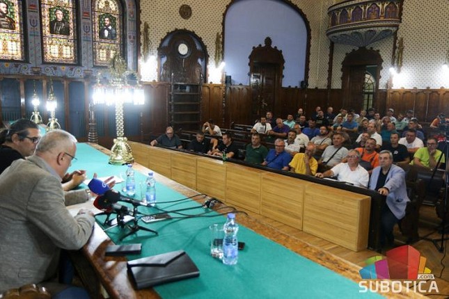 Gradonačelnik Bakić saslušao poljoprivrednike - traktori ostaju u centru