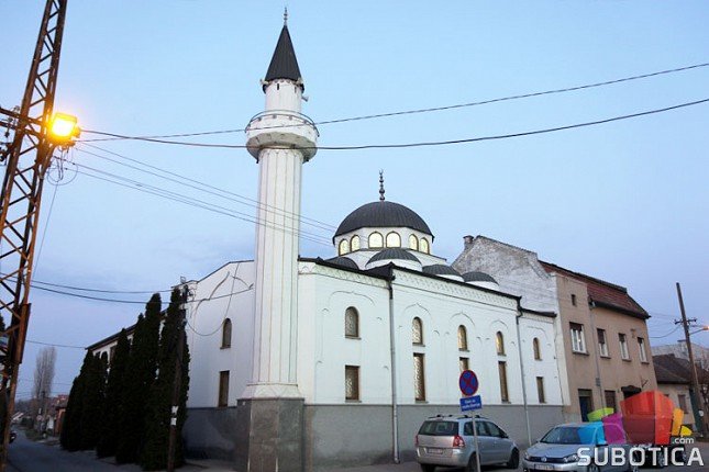 Razbijena dva prozora na Muhadžir džamiji