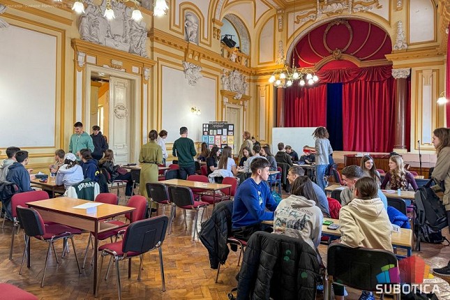 Gimnazijalci tradicionalno rešavali zadatke sa brojem Pi