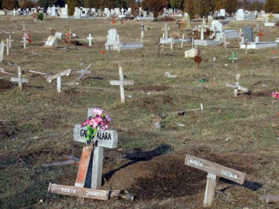 Oštećeno oko 40 grobnih krstova