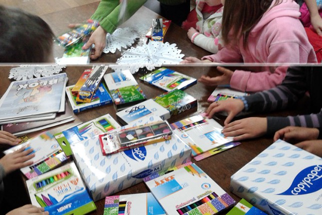 Unija žena SNS poklonila mališanima pribor za slikanje