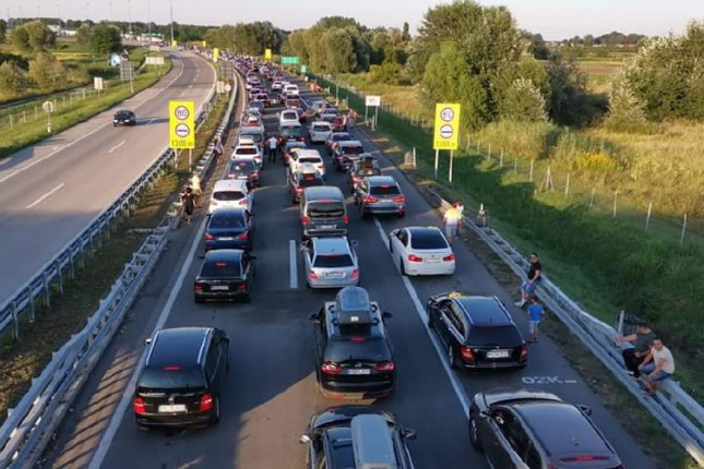 Na Horgošu kolona vozila tri kilometra, čeka se pet sati