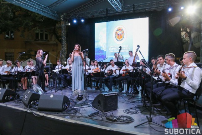 Nastup Subotičkog tamburaškog orkestra u dvorištu Muzičke škole