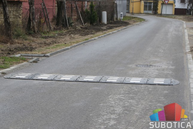 Građani samoinicijativno postavljali ležeće policajce