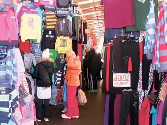 Božić Bata stigao i na buvljak