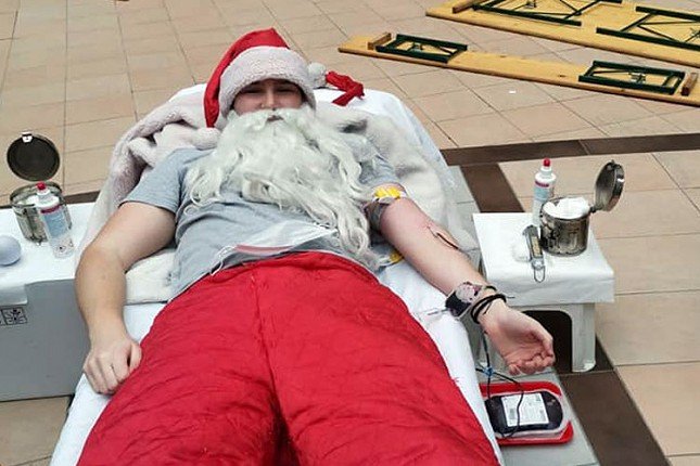 Uspešna akcija davanja krvi, dragocenu tečnost donirao i Deda Mraz!