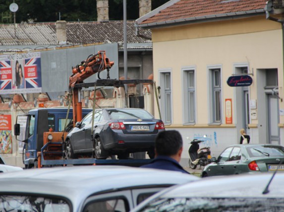 Pauk "jede" i propisno parkirana vozila