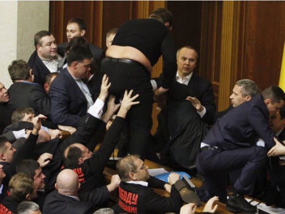 Skandal: Odbornici odbili da nastave sednicu jer im je poslužen hladan ručak!