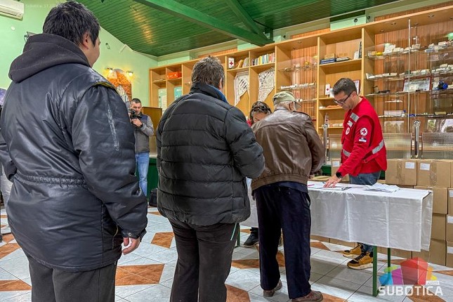Crveni krst obeležio Svetski dan borbe protiv siromaštva podelom 3.000 paketa pomoći