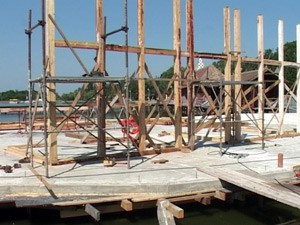 Na Ženskom štrandu počelo postavljanje drvene konstrukcije