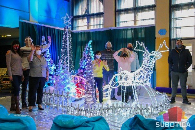 Druženje sa Deda Mrazom u Dečjem pozorištu