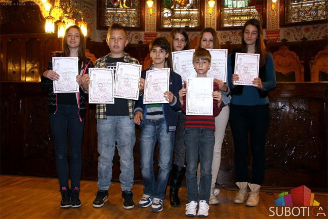 Dodeljenje diplome najboljim takmičarima iz srpskog jezika