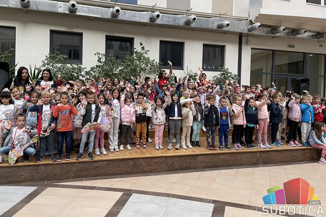 Mini festival dečje radosti pod sloganom "Svi smo zvezdice, a zajedno smo zvezdano nebo"
