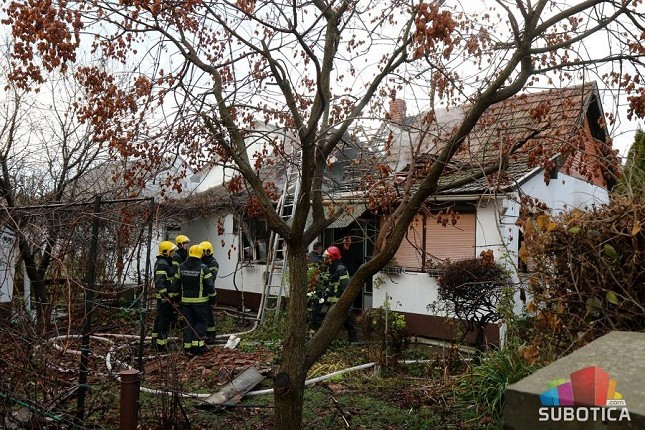 Požar u porodičnoj kući u Kertvarošu, dvoje ljudi izgubilo život