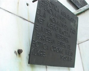 Oštećena ploča na spomeniku