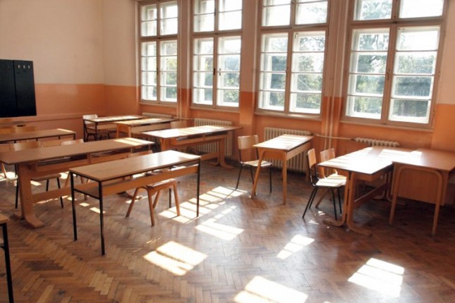 Osnovne i srednje škole ne smeju uzimati novac od roditelja