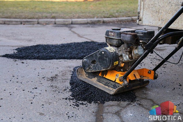 Krpljenje udarnih rupa na putu Subotica - Stari Žednik u naredna dva dana