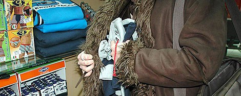 Dame krenule u krađu