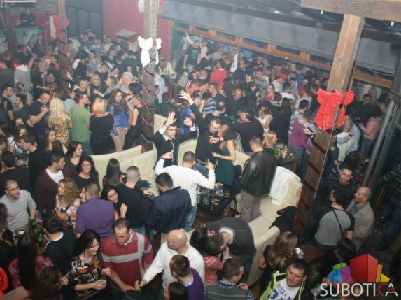 Subotičani se zagrevali za novu pa ispratili staru godinu