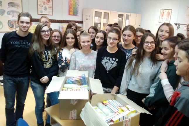 Učenici Medicinske škole obradovali mališane u Lurko kući