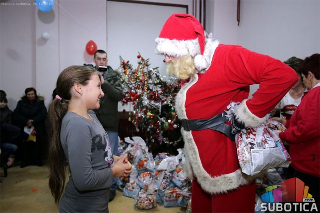 Na dodeli paketića pevao i Deda Mraz