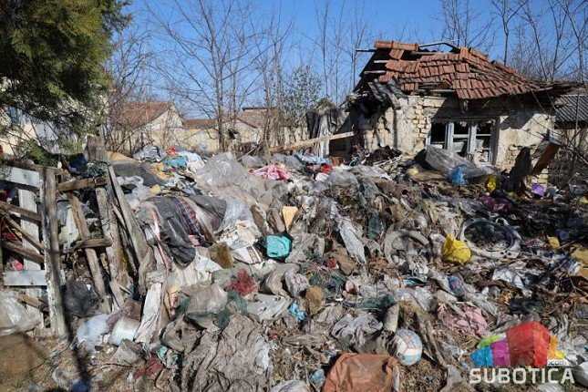 Divlja deponija na privatnoj parceli - (ne)rešiv problem meštana u Ulici Ante Evetovića Miroljuba