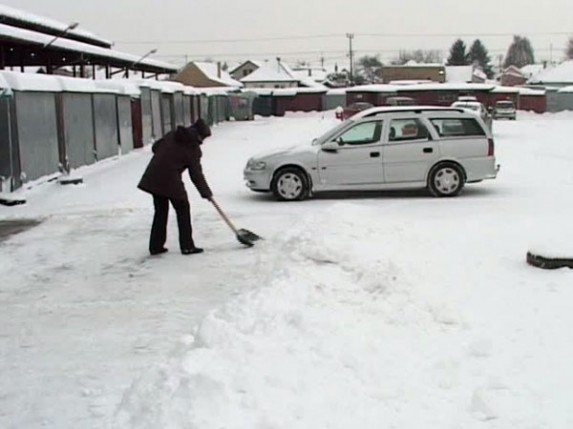 Radnici Tržnice noću sklanjaju sneg sa Buvljaka