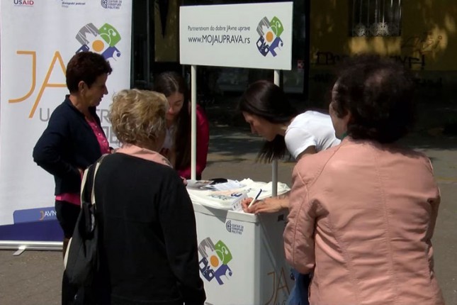 Građani nezadovoljni dugim redovima i obimnom papirologijom prilikom korišćenja usluga javnih službi