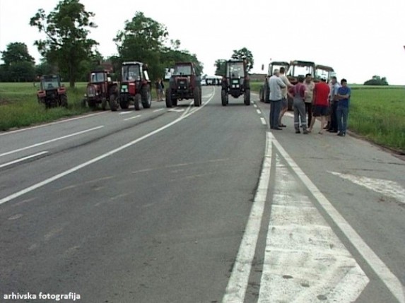 Poljoprivrednici blokirali puteve
