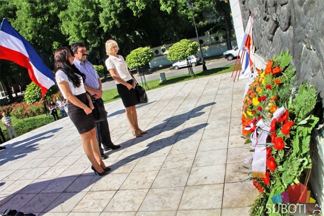 Polaganjem venaca obeležen 4. jul