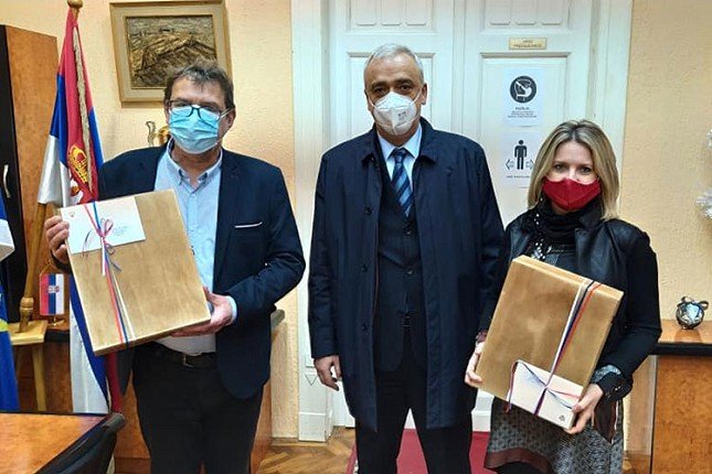 Gradonačelnik Bakić uručio poklone predsednika Vučića za predstavnike hrvatske manjine u Srbiji povodom Božića